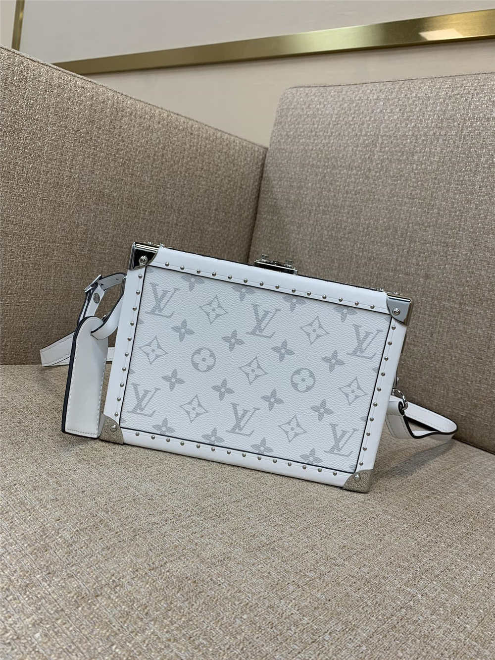 Louis Vuitton CLUTCH BOX  M11049  size：24x16.5x8cm 2025 new 